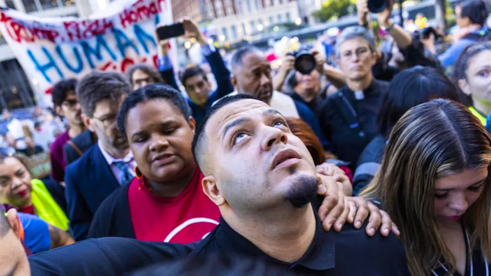 Kilmar Abrego Garcia si reca negli uffici di Baltimora della United States Immigration and Customs Enforcement (ICE) per contestare le accusa di traffico di esseri umani.