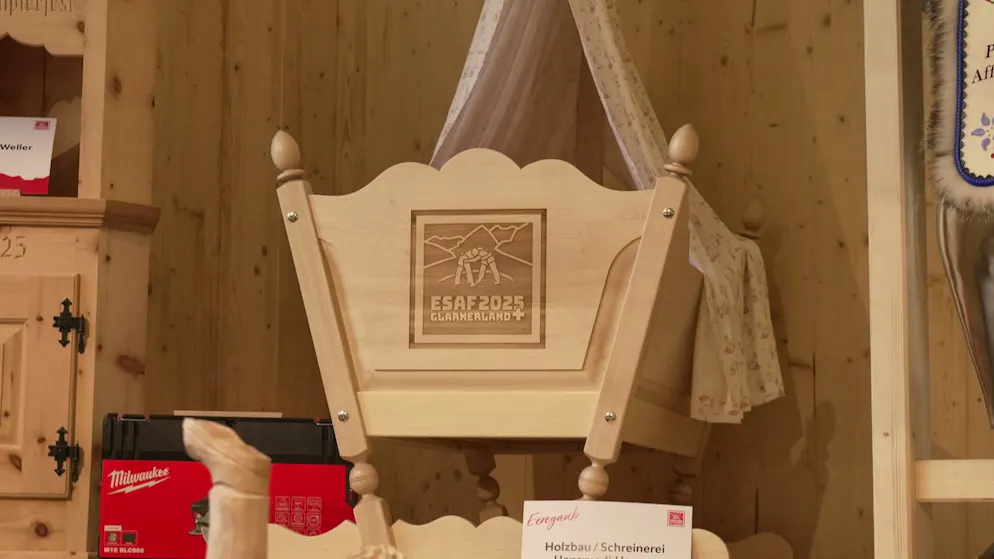 The gift temple at the ESAF - the best prizes. A prize for the next generation of wrestlers.