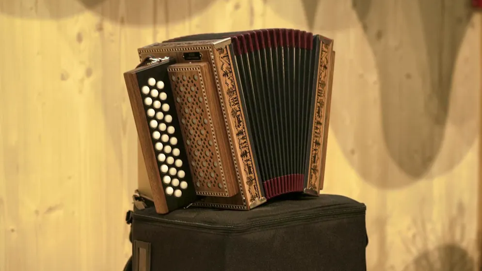 The gift temple at the ESAF - the best prizes. This hand organ is something for a musical wrestler.
