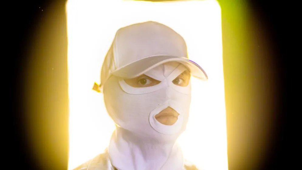 Die Autorin, Bloggerin, Musikerin und Künstlerin Jessica Jurassica setzt sich in ihrem neuen Buch "Gaslicht" eindringlich mit Gewalt und Traumata auseinander. In der Öffentlichkeit tritt sie stets mit Sturmmaske und unter diesem Pseudonym auf.