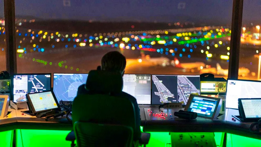 Swiss air navigation service provider Skyguide reports more punctual flights in the first half of 2025, with volumes returning to pre-coronavirus levels. (archive image)