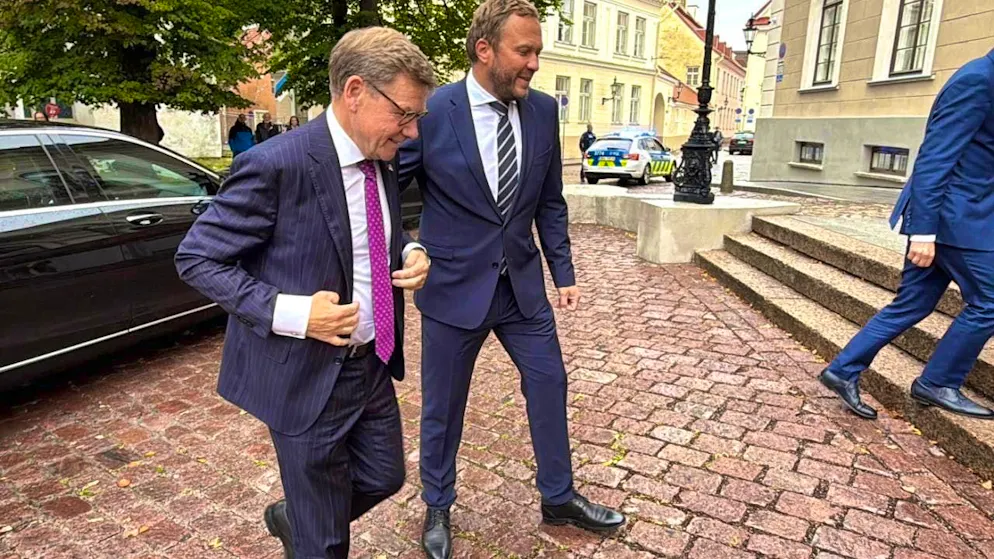 Federal Foreign Minister Johann Wadephul (l, CDU) is welcomed by his counterpart Margus Tsahkna on his inaugural visit. Photo: Jörg Blank/dpa