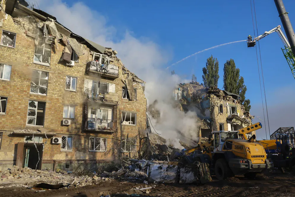 Soccorritori ucraini lavorano sul sito di un attacco russo su un edificio residenziale di cinque piani a Kiev.