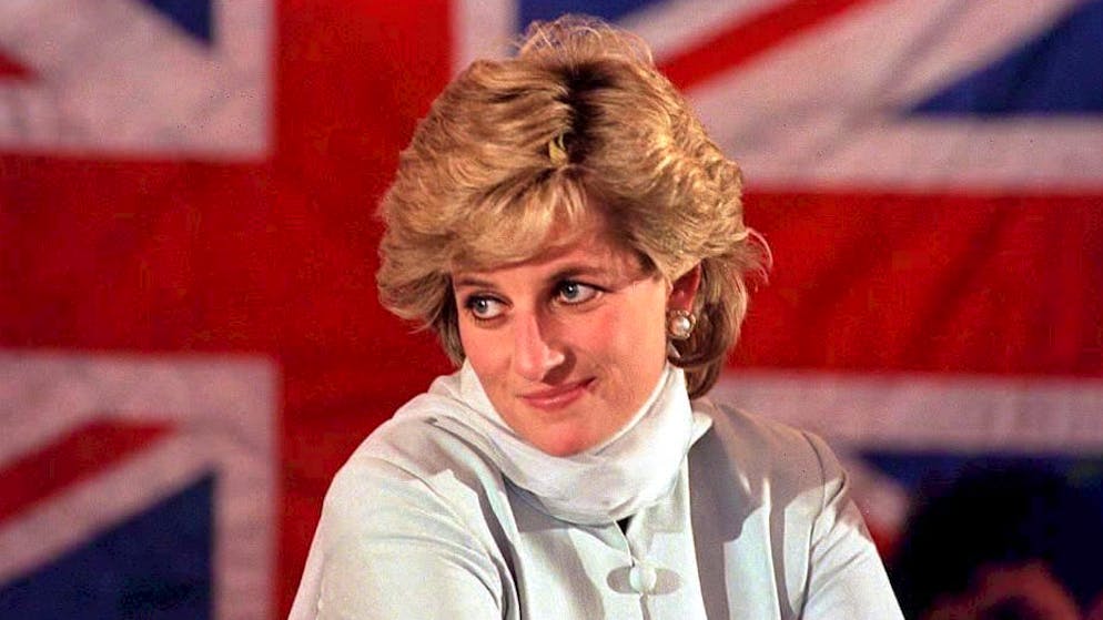 Simboli degli anni '90. Svelati i cimeli contenuti nella capsula del tempo murata da Lady D