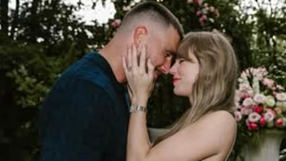 Sündhaft teure Verlobung. Taylor Swift, Travis Kelce – und die mysteriöse Gravur im Ring