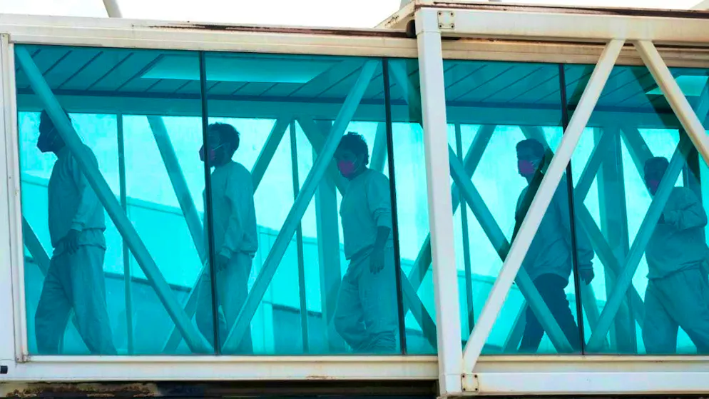 ARCHIVE - Venezuelan migrants deported from the USA get off the plane in Maiquetia, Venezuela. Now migrants have also been deported to Rwanda in East Africa. Photo: Ariana Cubillos/AP/dpa/Archive image