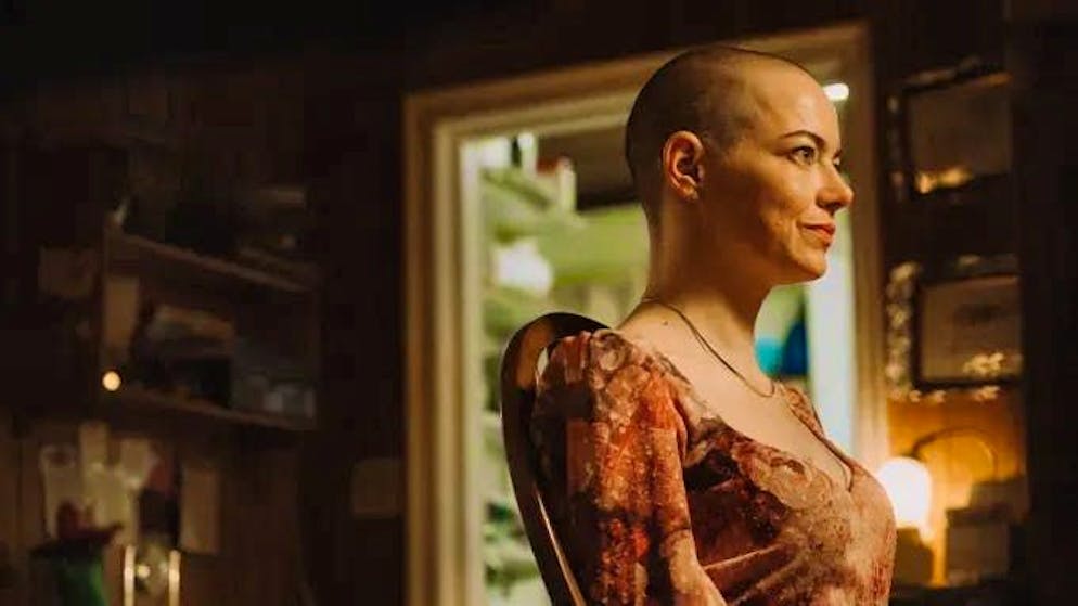 BUGONIA. Alien or human? Emma Stone is kidnapped in "Bugonia".