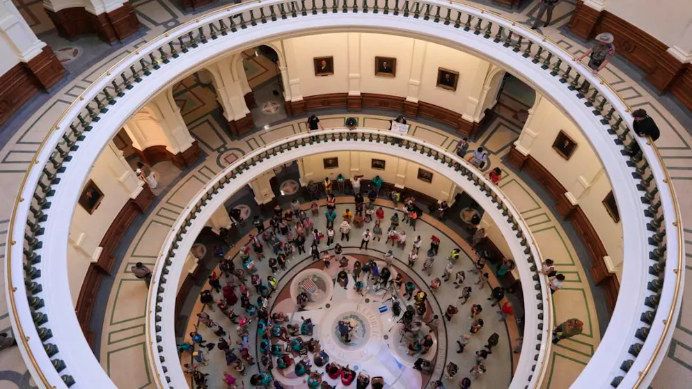 ARCHIV - Demonstranten versammeln sich in der Rotunde vor der Kammer des Repräsentantenhauses im texanischen Kapitol. Foto: Eric Gay/AP/dpa/Archivbild