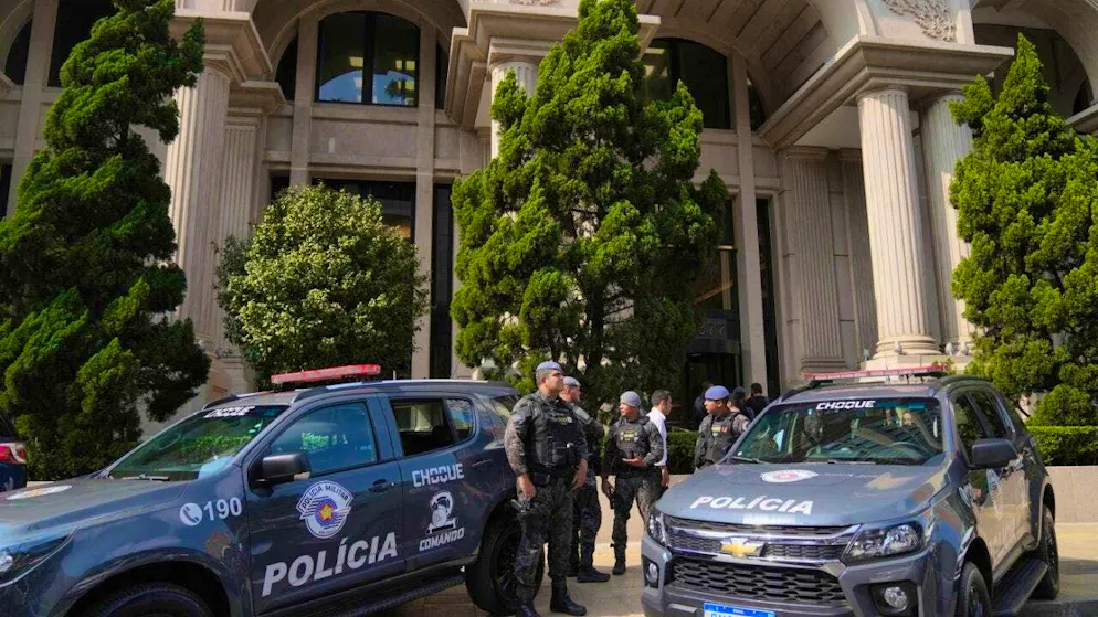 Police officers stand in front of a building on Avenida Faria Lima in Sao Paulo during an operation to investigate investment funds and the fuel sector. A nationwide raid in Brazil has uncovered a multi-billion-dollar fraud and manipulation scandal in the fuel sector. Photo: Andre Penner/AP/dpa
