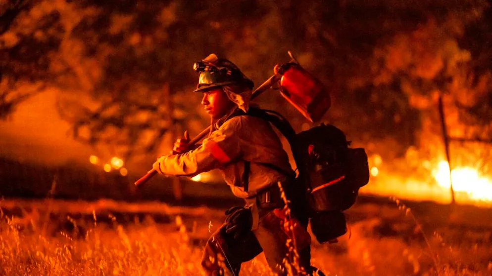 ARCHIV - Ein Feuerwehrmann in den USA. Foto: Noah Berger/AP/dpa/Symbolbild
