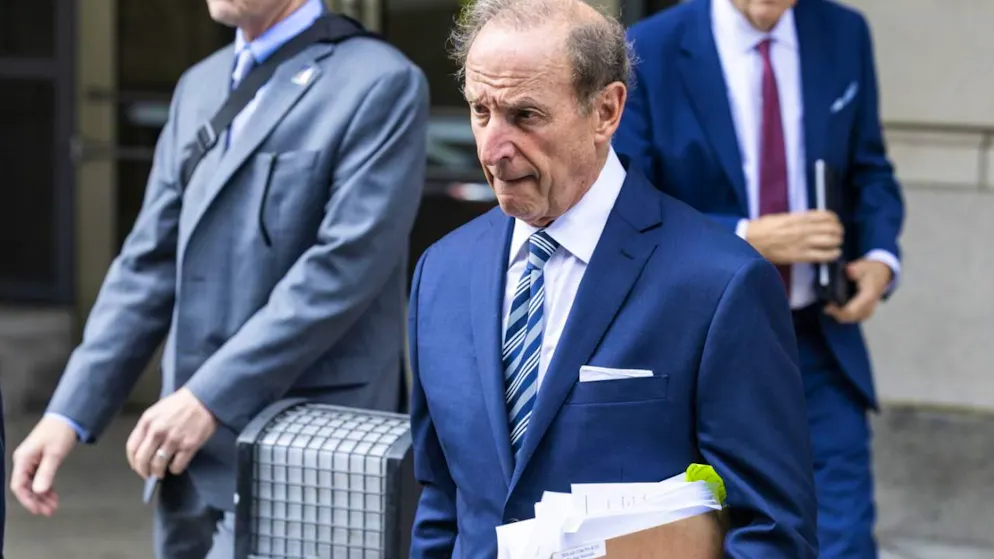 Il legale della governatrice della Fed, Abbe Lowell, ha sottolineato che non accetterà nessuna situazione che consenta al presidente statunitense di cercare di sostituirla. Nell'immagine, il legale mentre lascia la corte.
