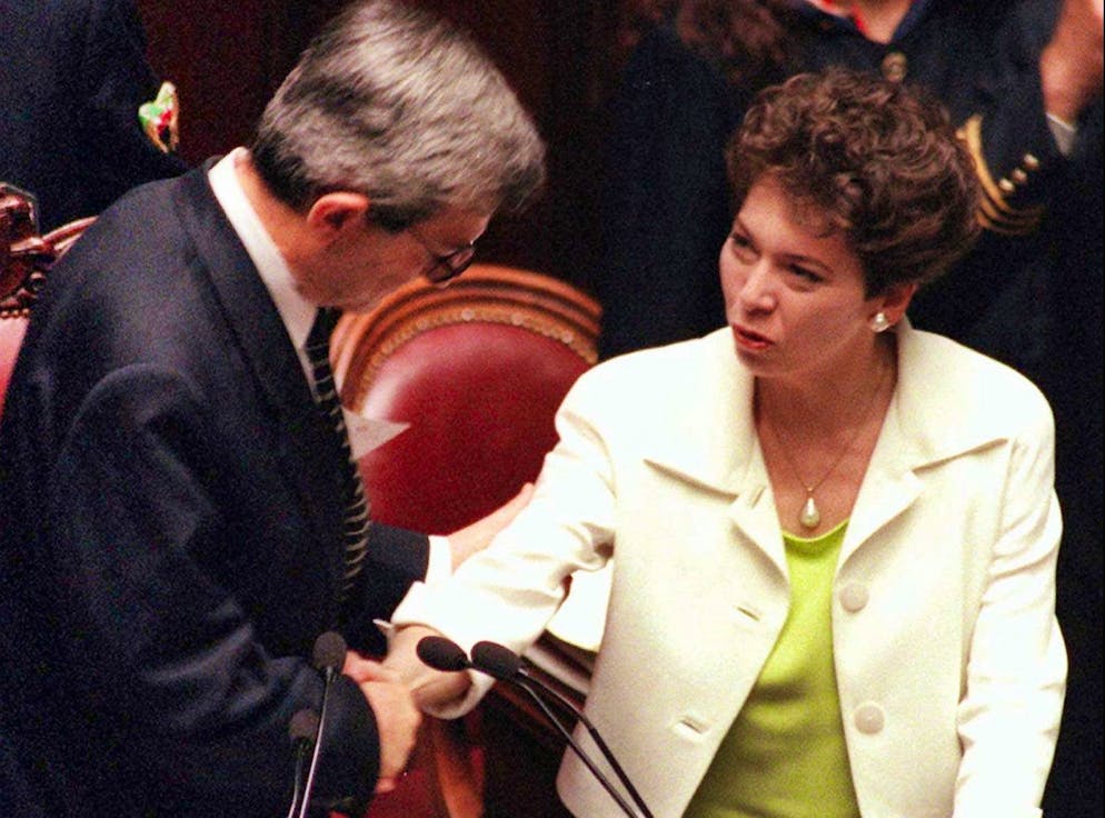Irene Pivetti, a destra, ex presidente della Camera dei Deputati italiana, stringe la mano al nuovo presidente della Camera Luciano Violante il 10 maggio 1996. La Pivetti, 34 anni, è la più giovane presidente della Camera che l'Italia abbia mai avuto.