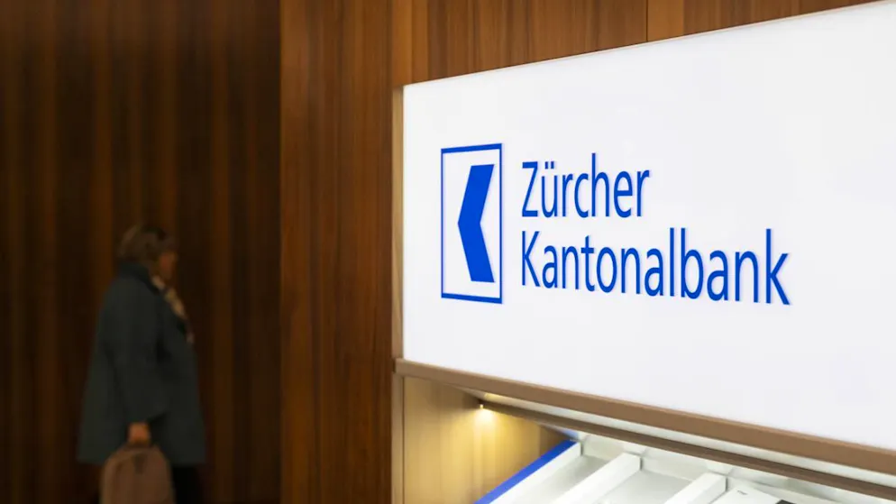 Die Zürcher Kantonalbank (ZKB) hat im ersten Semester 2025 mehr verdient. Ein schwächeres Zinsengeschäft konnte die Bank mit höheren Erträgen in anderen Bereichen mehr als kompensieren. Und der Ausblick ist weiter positiv. (Archivbild)