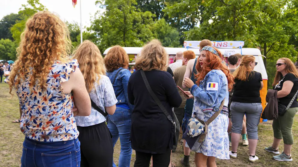 Rothaarigen-Festival lockt Tausende in den Niederlanden - Gallery. Teilnehmer*innen des Festivals stehen für Tickets an.