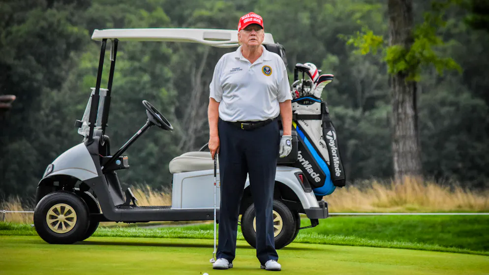 Stati Uniti. Sul web diventa virale l'hashtag «Trump è morto», ma lui rispunta giocando a golf