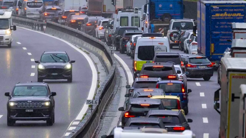 Road traffic: Up to 13 kilometers of traffic jam in front of the ...
