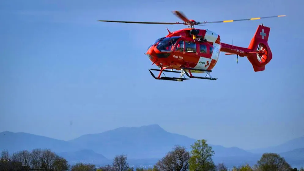 A fall a hundred meters into the depths ended in death for a car driver with a trailer in the Bernese Jura on Saturday.