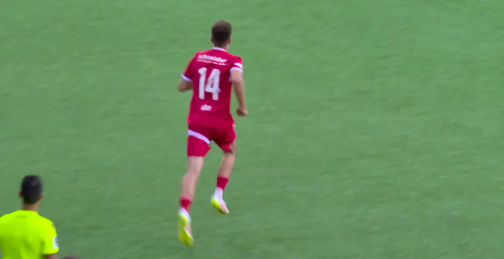 Mattias Käit kehrt aufs Feld zurück, nachdem er sich die Schienbeinschoner angezogen hat.
