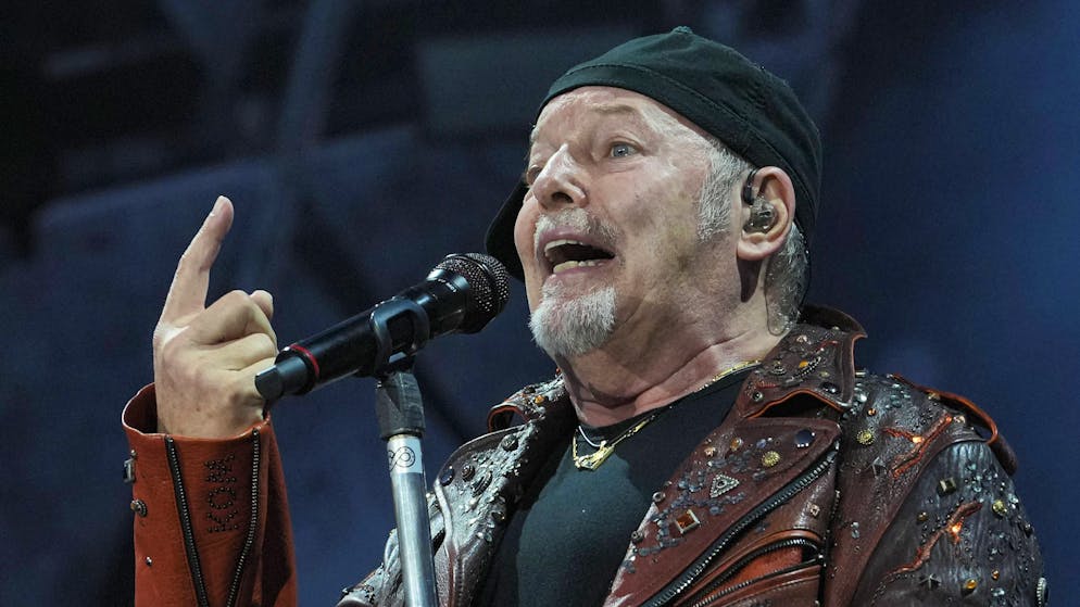 Transenne in spiaggia. Vasco Rossi in Puglia con fan invadenti: «Non faccio parte del biglietto vacanza dell’hotel!»