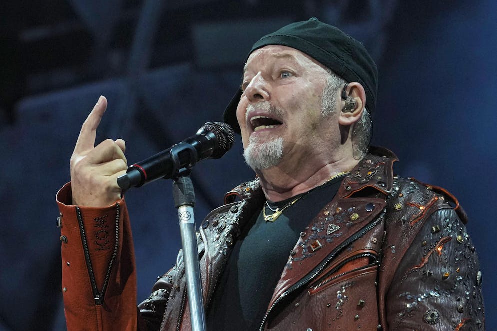 Vasco Rossi durante un concerto.
