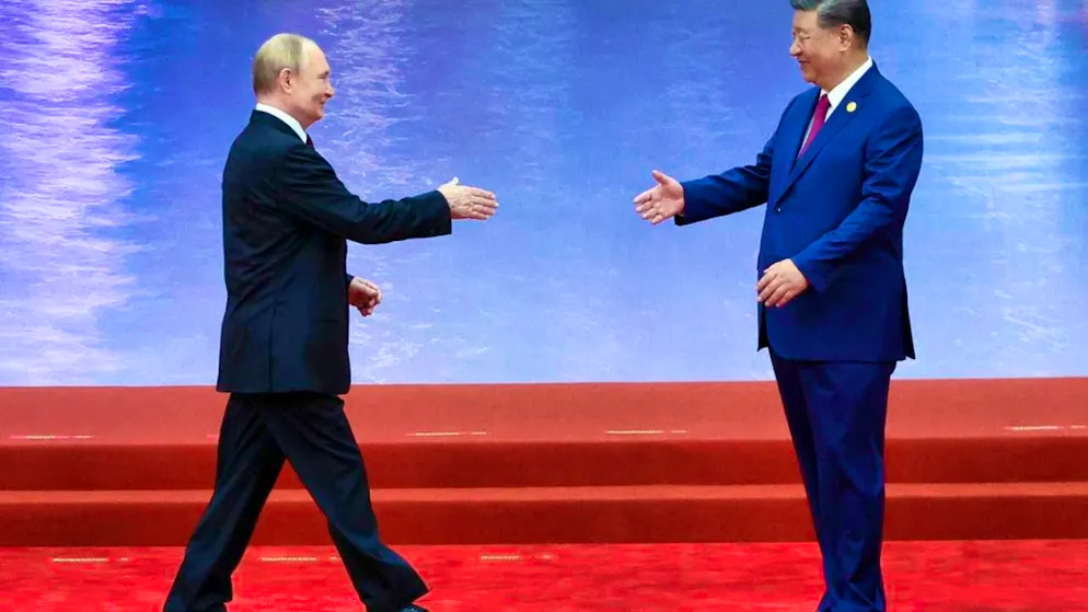 dpatopbilder - Russian President Vladimir Putin (l) and Chinese President Xi Jinping shake hands during a ceremony welcoming the heads of state to the Shanghai Cooperation Organization (SCO) summit. Photo: Alexander Kazakov/Pool Sputnik Kremlin/AP/dpa
