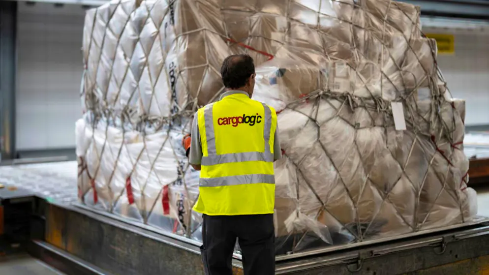 Un collaboratore di Cargologic impegnato con merce all'aeroporto di Zurigo. (immagine d'illustrazione)