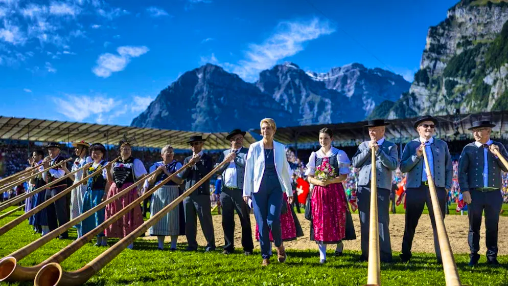 President of the Swiss Confederation Karin Keller-Sutter appeared at the ESAF ceremony in Mollis on Sunday. "Switzerland needs more wrestlers", she told the 56,500 wrestling fans in the arena.