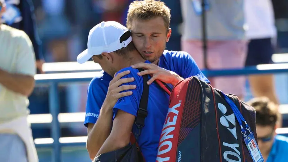 Leandro Riedi comforts Kamil Majchrzak, who has to retire in the match against him.