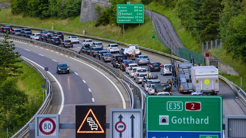 Le tunnel du Gothard est un goulet d'étranglement avec parfois des heures d'attente sur la route vers le sud.