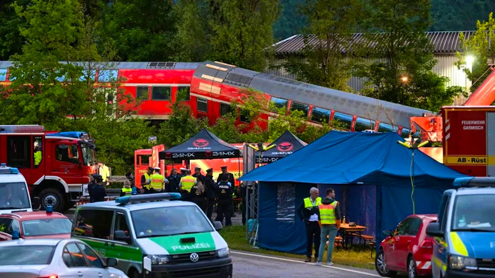ARCHIVE - Numerous emergency and rescue services prepare the scene of the accident for further operations in the night after the train accident in Garmisch-Partenkirchen with five fatalities on June 3, 2022. Photo: Angelika Warmuth/dpa