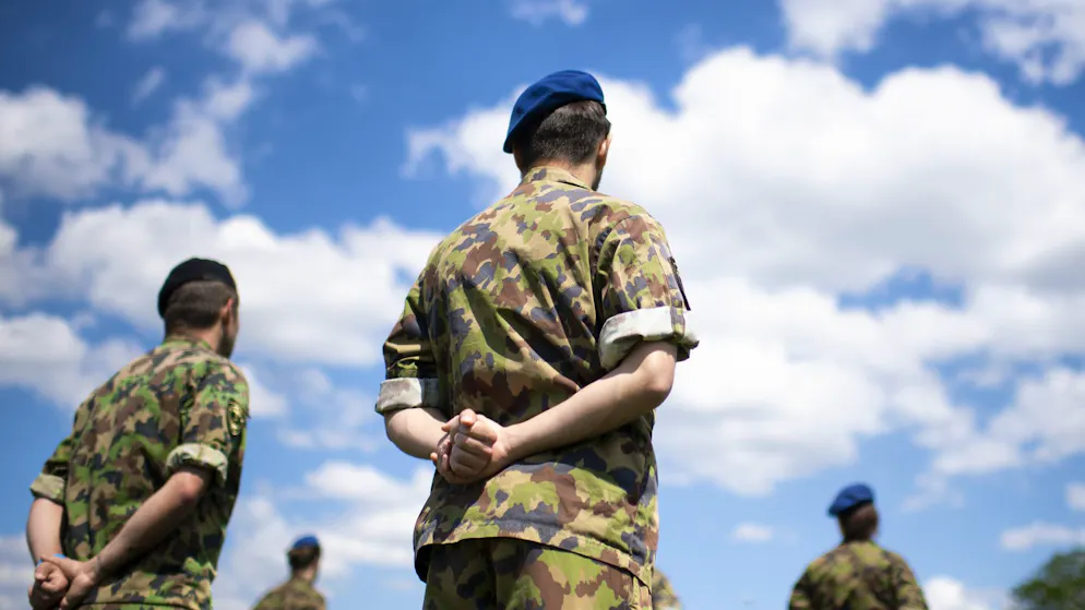 Armee leitet Untersuchung ein. Schweizer Soldaten posieren mit Rhodesien-Flagge