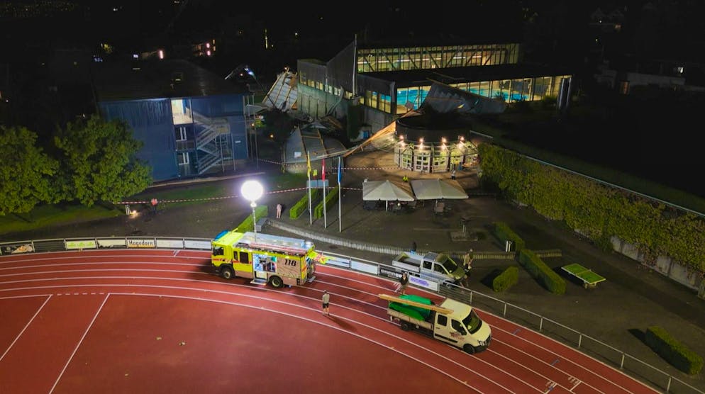 Meilen ZH: Storm sweeps roof off school building. Gusts of wind have swept away the roof of an elementary school in Meilen ZH