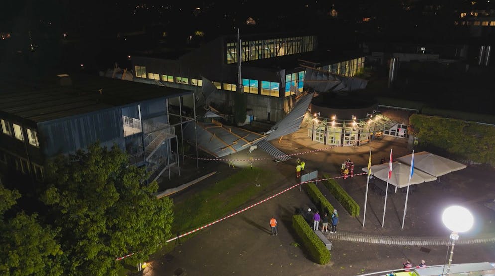Meilen ZH: Sturm fegt Dach von Schulhaus weg. Nach derzeitigem Stand wurde beim Vorfall niemand verletzt.