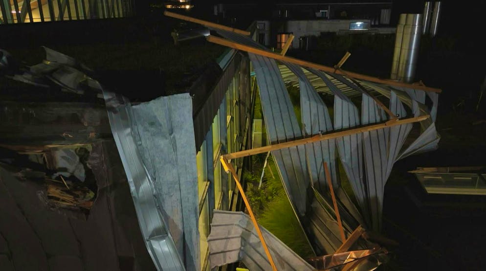 Meilen ZH: Storm sweeps roof off school building. According to the police, it was a temporary roof between the school building and the sports facilities.