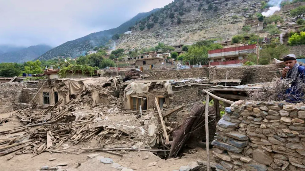 Eingestürzte Häuser sind in einem Gebiet zu sehen, nach dem starken Erdbeben. Nach dem verheerenden Erdbeben im Osten Afghanistans steigen die Opferzahlen weiter an. Foto: Wahidullah Kakar/AP/dpa