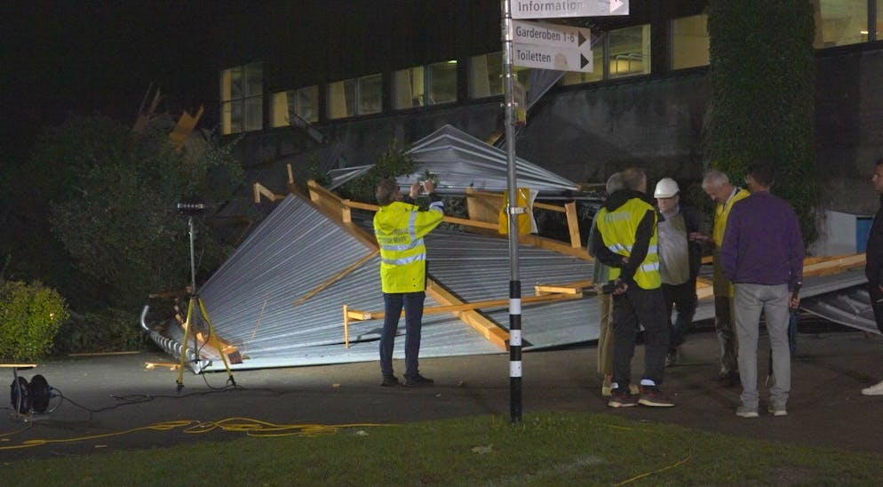 Meilen ZH: Sturm fegt Dach von Schulhaus weg. Polizei und Feuerwehr waren mit einem Grossaufgebot vor Ort.