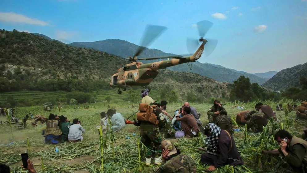Gli elicotteri militari hanno ripreso all'alba i loro voli per portare aiuti nelle zone disastrate ed evacuare morti e feriti.
