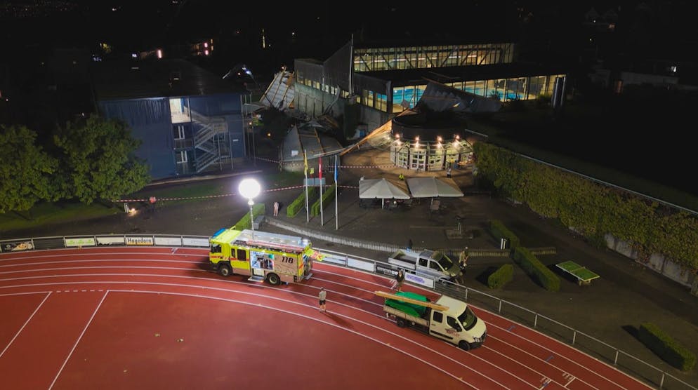 Meilen ZH: Sturm fegt Dach von Schulhaus weg. In Meilen ZH haben Sturmböen das Dach einer Primarschule weggefegt