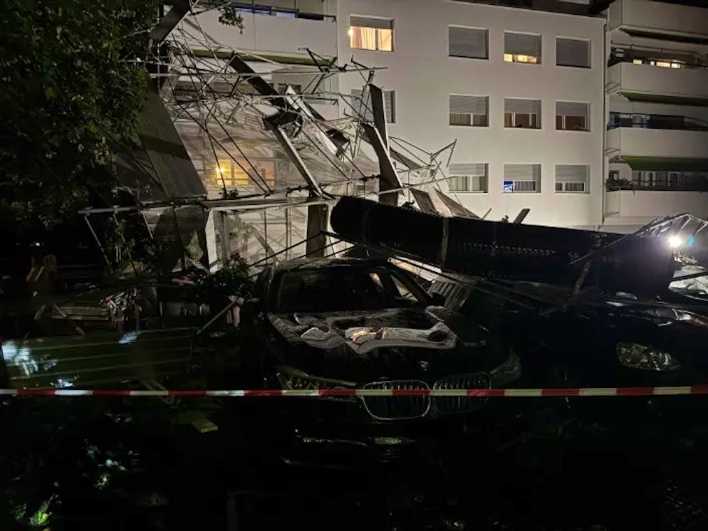 In Zug ist ein Baugerüst auf Autos gestürzt. 