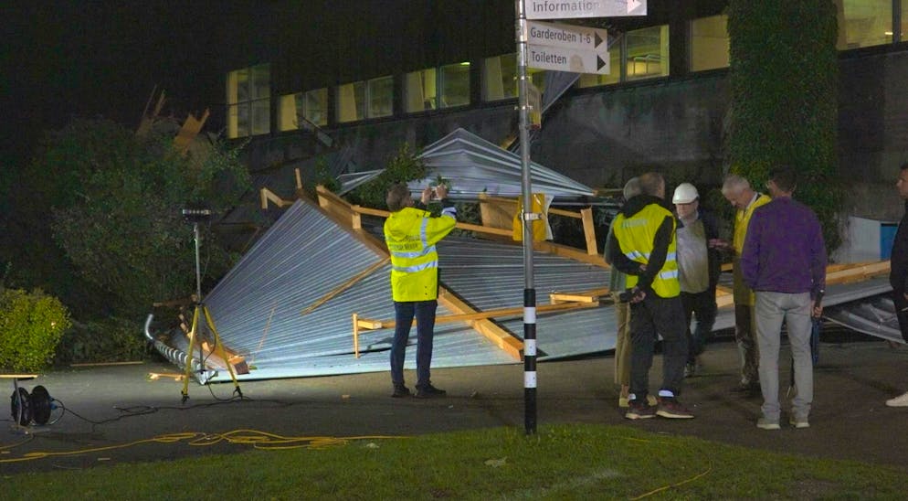 Meilen ZH: Storm sweeps roof off school building. The police and fire department were on site with a large contingent.