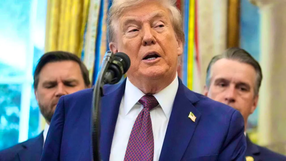 dpatopbilder - US President Donald Trump speaks about the relocation of the US Space Command headquarters from Colorado to Alabama in the Oval Office of the White House. Photo: Mark Schiefelbein/AP/dpa