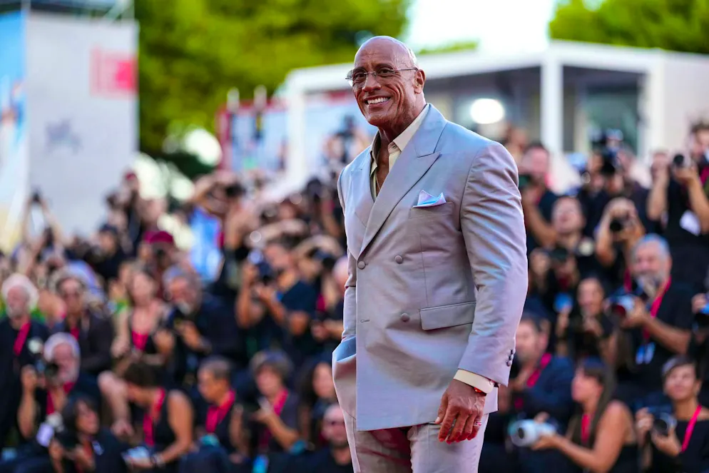 Dwayne Johnson piange: «Sono un tenerone? Sì!» - Galleria. «The Rock» davanti al palazzo del festival.