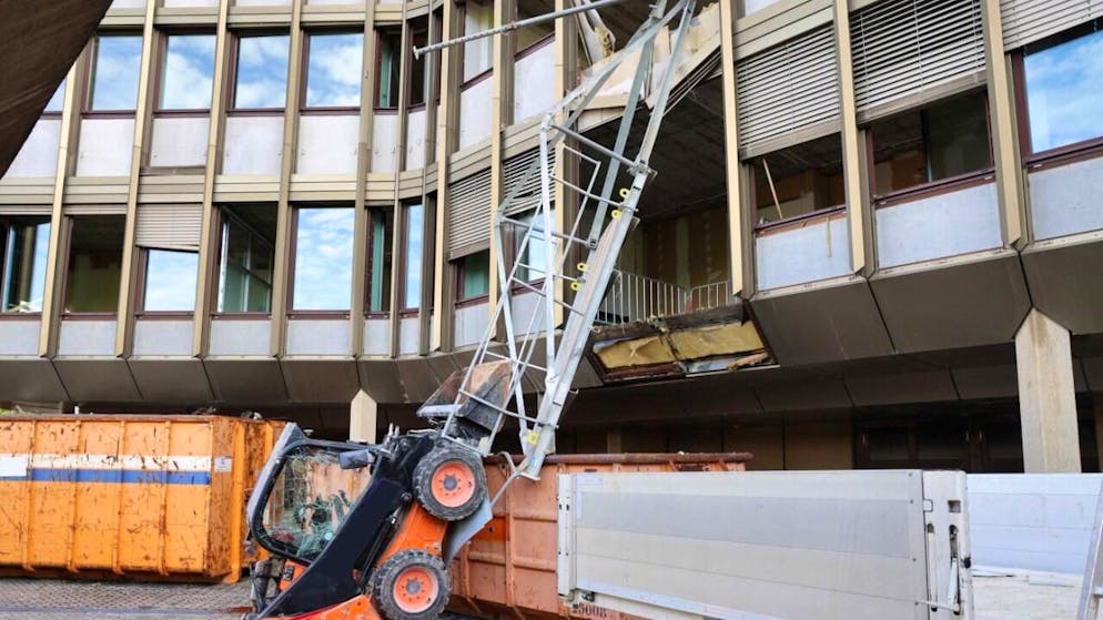 Baar ZG. Excavator plunges to the ground - two workers critically injured