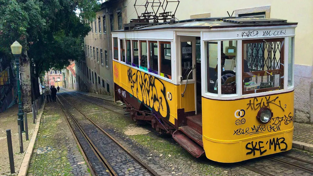 Tragedia in Portogallo. Dal 1885 l'Elevador da Glória collega il centro della città con il Bairro Alto