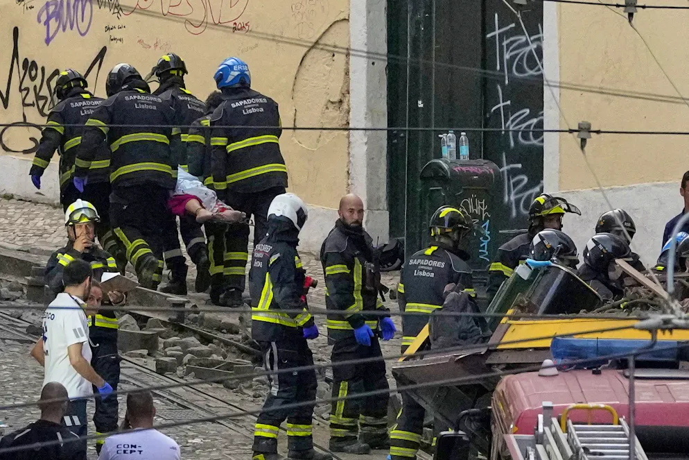 Deraglia la funicolare di Gloria a Lisbona, almeno 3 morti. Squadre di intervento al lavoro sulla celebre funicolare