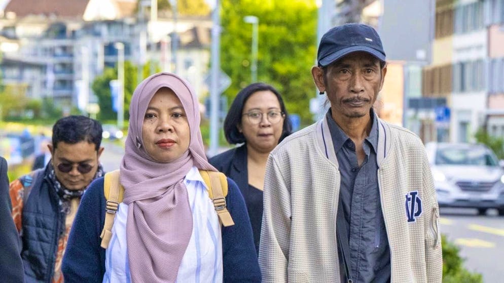 A resident and three inhabitants of the Indonesian island of Pari are seeking compensation from the Zug-based cement company for the damage caused to their homeland by the consequences of climate change. Ibu Asmania (left) and Arif Pujianto traveled to the Zug Cantonal Court for the hearing.