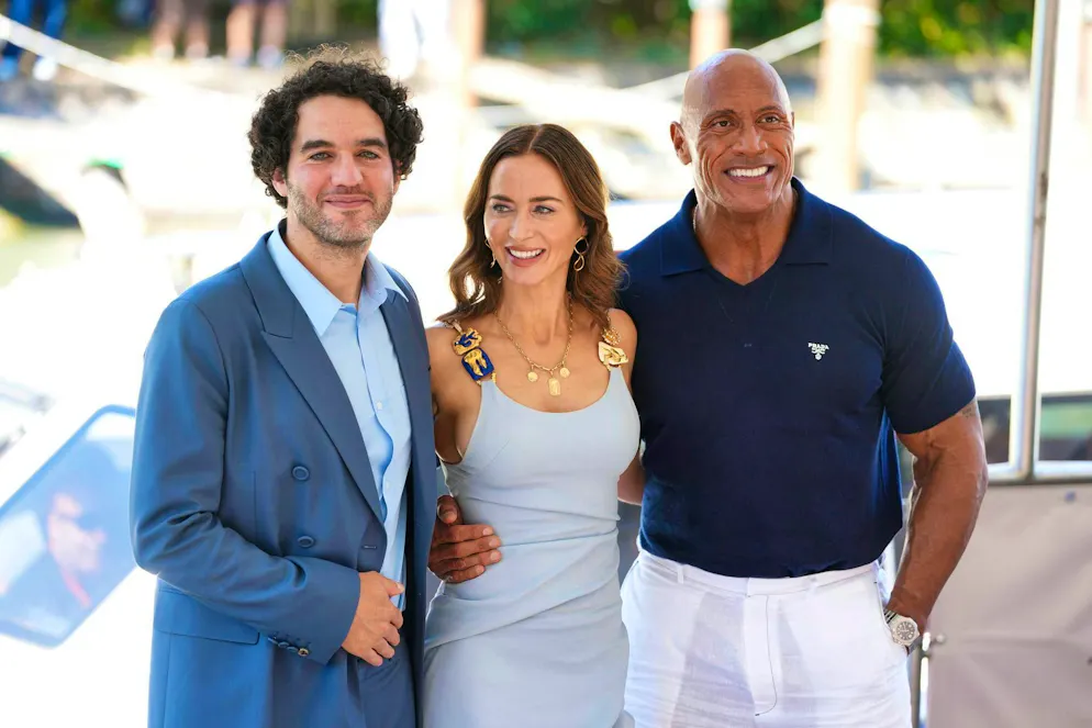 Dwayne Johnson piange: «Sono un tenerone? Sì!» - Galleria. Il regista Benny Safdie, Emily Blunt e Dwayne Johnson prima della conferenza stampa a Venezia.