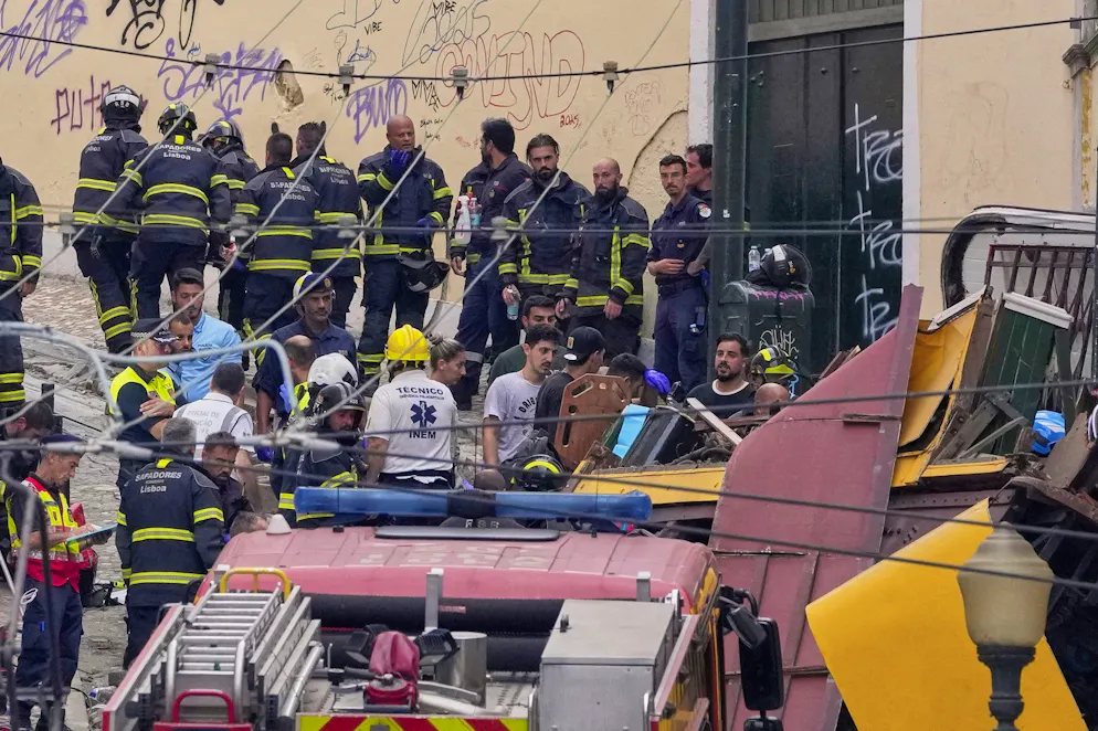Deraglia la funicolare di Gloria a Lisbona, almeno 3 morti. Squadre di intervento al lavoro sulla celebre funicolare