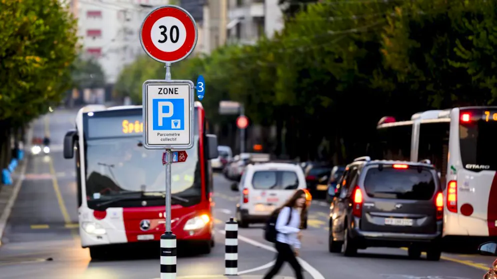 Pour lutter contre le bruit routier, la Ville de Fribourg a instauré le 30 km/h sur une grande partie de son réseau routier (archives).