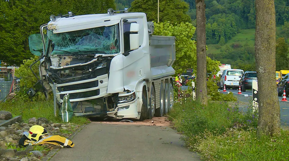 Neftenbach. A truck crashed in Neftenbach ZH on Wednesday.